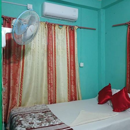 Tiger Corner Inn Homestay Sauraha Ngoại thất bức ảnh