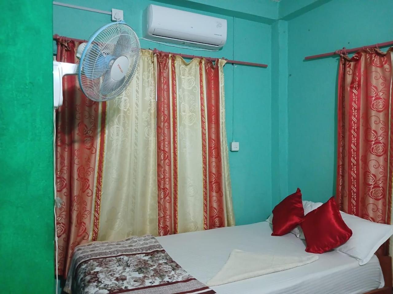 Tiger Corner Inn Homestay Sauraha Ngoại thất bức ảnh