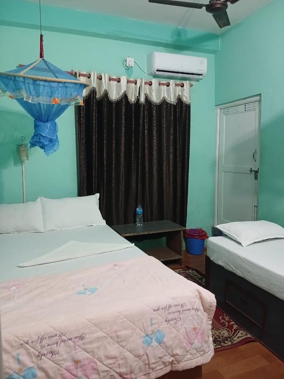 Tiger Corner Inn Homestay Sauraha Ngoại thất bức ảnh